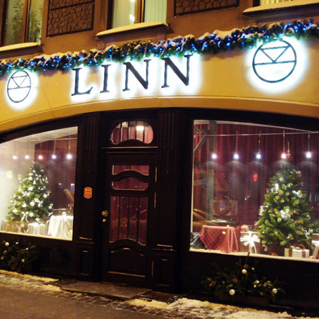 Christmas decoration of hi-end electronics shop Linn Prestige