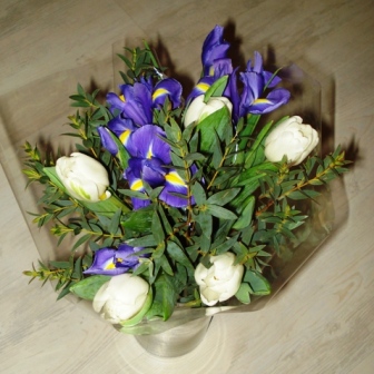 № 9 Букет из белых тюльпанов и синих ирисов, 450 руб. На выбор также синие ирисы с розовыми тюльпанами или синие ирисы с желтыми тюльпанами.