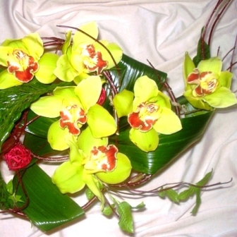 № 20 Букет из орхидей на каркасе из лозы с зеленью, 1350 руб. На выбор также белые или желтые орхидеи.