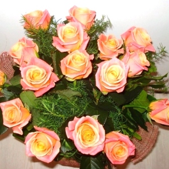 № 27 Букет из 17 роз с зеленью, 1950 руб. На выбор также белые, красные или розовые розы.